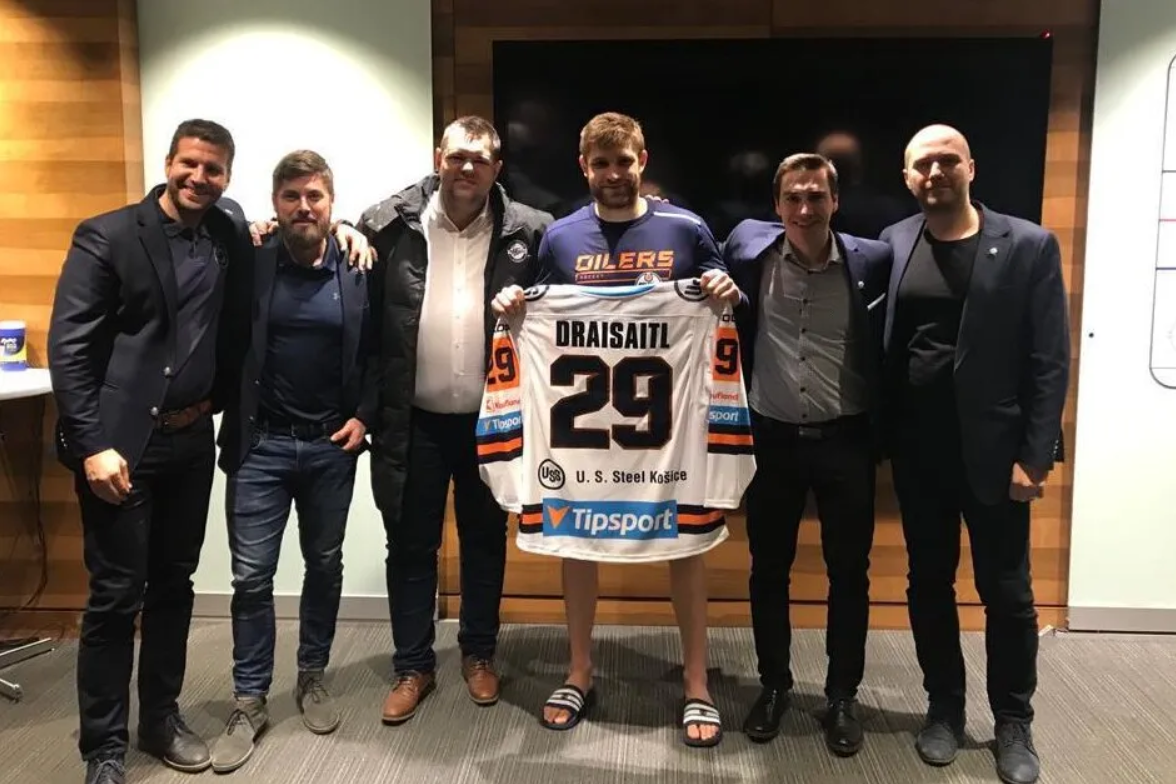 Leon Draisaitl drží dres HC Košice so svojím...