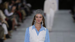 Modelka na prehliadke značky Ralph Lauren Jar/Leto 2025 v New Yorku. 