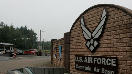 Shutdown môže pripraviť amerických vojakov v Nemecku o novembrovú výplatu