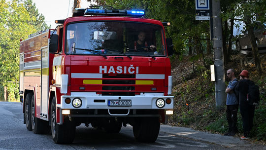 V obci Vozokany horí strecha rodinného dvojdomu