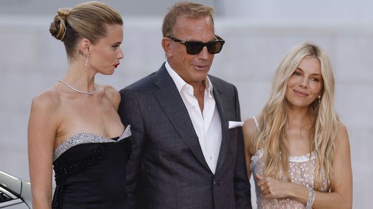 Abbey Lee, Kevin Costner a Sienna Miller...