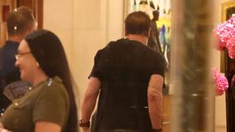 Herec Arnold Schwarzeneger v lobby hotela v...