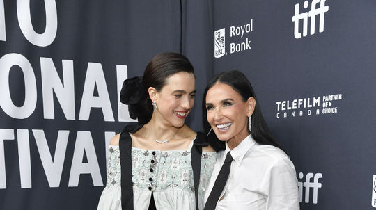 Herečky Margaret Qualley (vľavo) a Demi Moore...