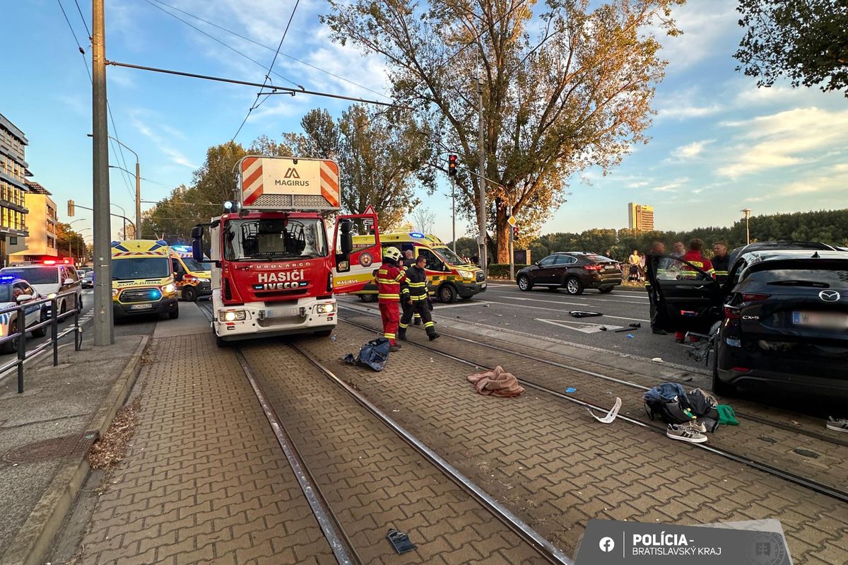 Auto po zrážke s električkou v stredu 11. 9....