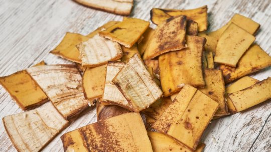 Šupky z prezretých banánov nakrájajte na kúsky.