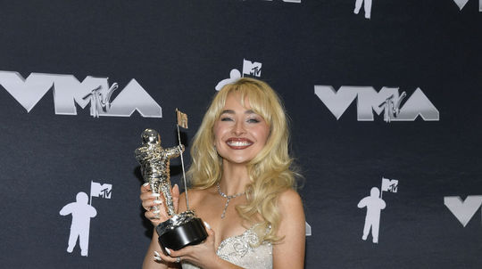 Ocenená Sabrina Carpenter v kreácii od Boba...