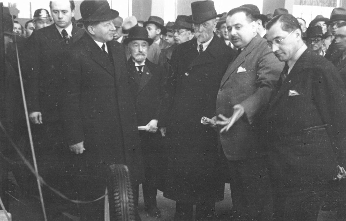 Karel Hrdlička (druhý spava) bol šéfom Škody v...