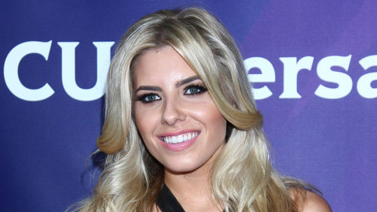 Speváčka Mollie King.