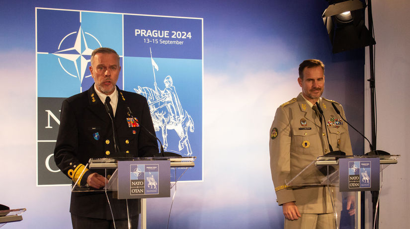 Na snímke zľava predseda Vojenského výboru NATO...