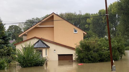 Devínsku Novú Ves vytopil potok Mláka.