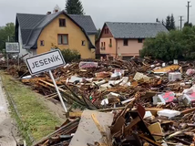 Povodeň v Jeseníku strhla domy, oblasť je úplne nedostupná. Apokalypsa, všetko je zničené, uviedla starostka