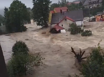 V poľskom meste pri hraniciach s ČR sa pretrhla priehrada. Katastrofa, masaker, reagujú miestni