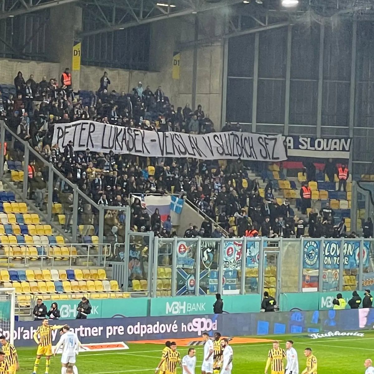 Transparent fanúšikov Slovana počas včerajšieho...