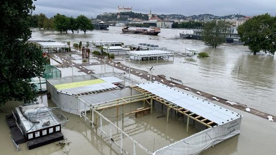 Zvýšená hladina Dunaja na Tyršovom nábreží v...