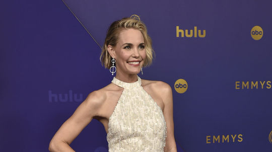 Herečka Leslie Bibb v kreácii Michael Kors...