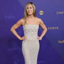 Jennifer Aniston v kreácii Oscar de la Renta