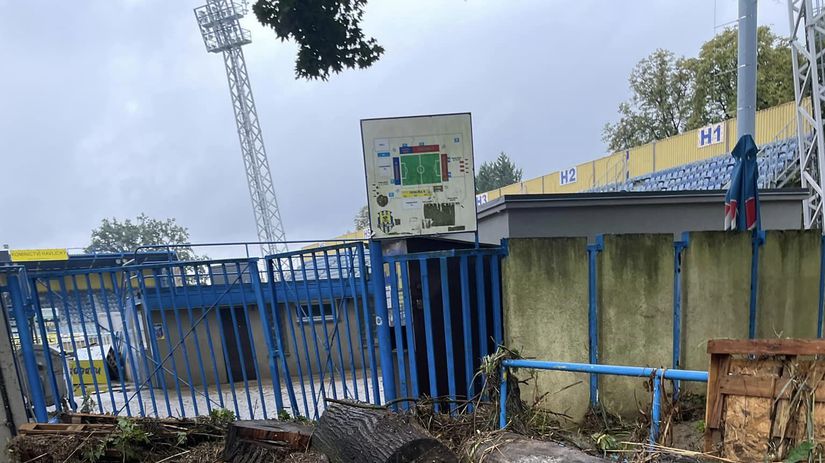 Zaplavený a zničený štadión niekdajšieho...