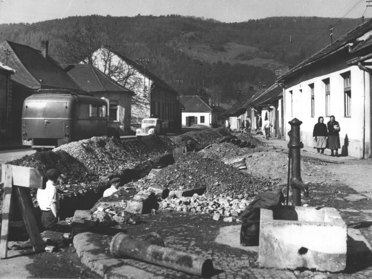 Historické fotografie z výstavby kanalizácie v...