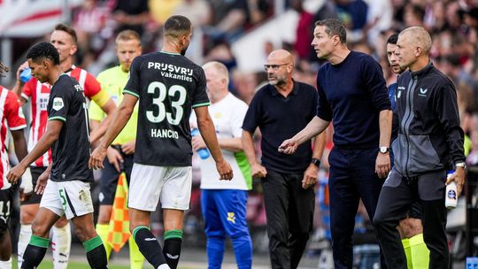 Fanúšikom pije krv jeho pozápasový rituál ako z cirkusu. Nový tréner Hancka je vo Feyenoorde po štyroch zápasoch na odstrel