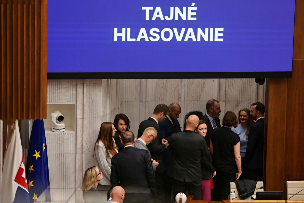 Poslanci počas tajného hlasovania