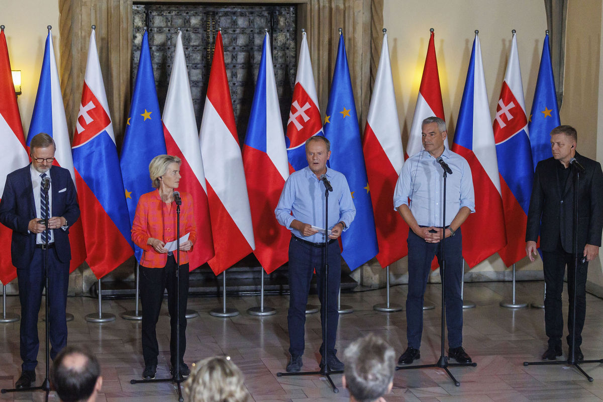 Poľský premiér Donald Tusk (v strede),...