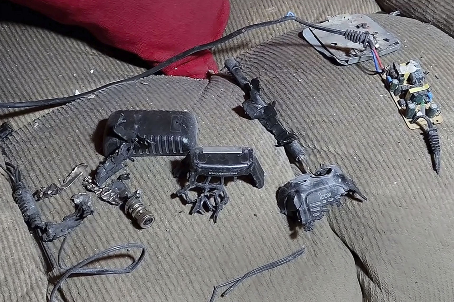 Na snímke z videa komunikačné zariadenie...