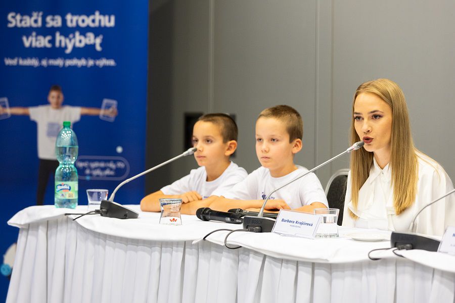 Moderátorka Barbora Krajčírová a deti z O2...