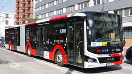 Na prímestských linkách v okolí Bratislavy testujú nový 18-metrový autobus