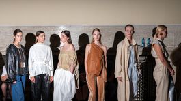 Modelky v zákulisí na prehliadke značky Nehera v Bratislave.