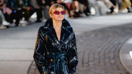 Moderátorka Soňa Müllerová na prehliadke slovenskej značky Nehera na Námestí slobody v Bratislave.