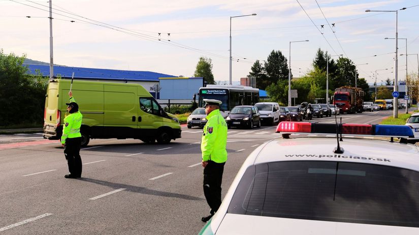 Policajti od rána regulujú dopravu na...