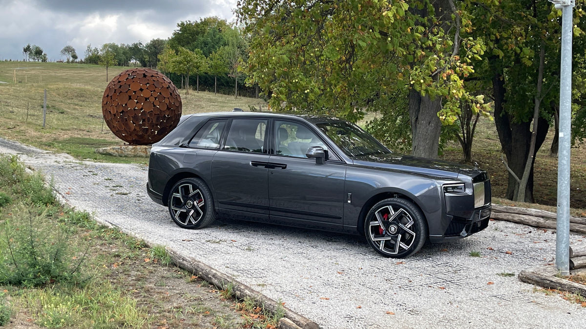 Rolls-Royce Cullinan Series II má na dĺžku 5,4...