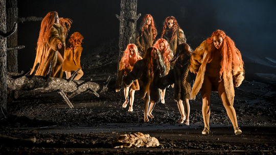 Adriana Kučerová, (Bystrouška) a Jana Kurucová...