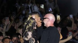 Stefano Gabbana (v strede) a Domenico Dolce objímajú speváčku Madonnu