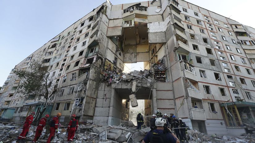 Na snímke príslušníci záchranných zložiek...