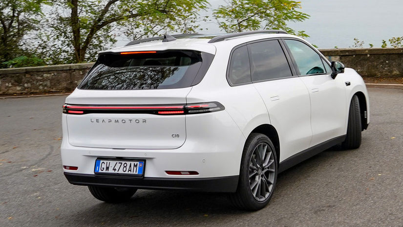 O pohon sa postará zadný elektromotor s výkonom...