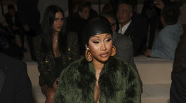 Raperka Cardi B na prehliadke Balmain Jar/Leto 2025 v Paríži. 