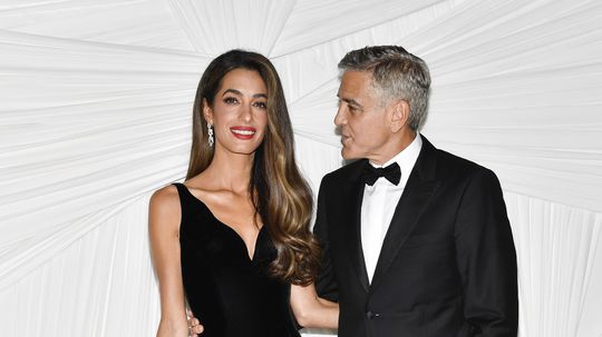 Amal Clooney a jej manžel George Clooney na...