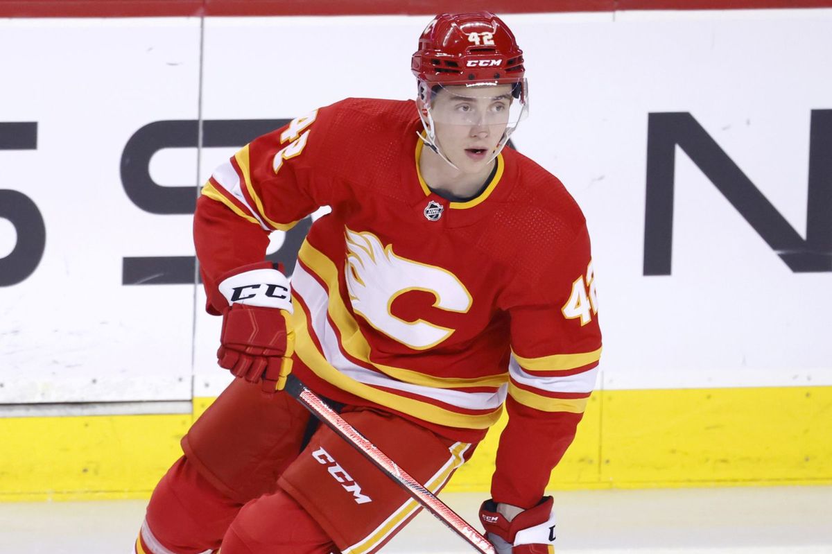 Samuel Honzek v drese Calgary Flames.