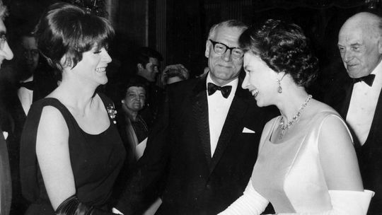 Maggie Smithová s britskou kráľovnou Alžbetou II.