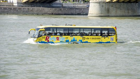 Vodný autobus v Budapešti