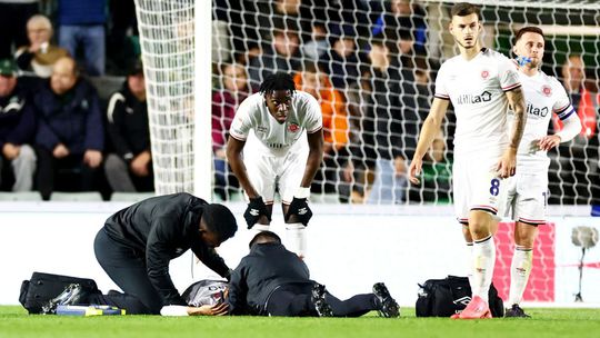 Chvíle strachu v Anglicku. Bývalý hráč Manchestru United skolaboval počas zápasu