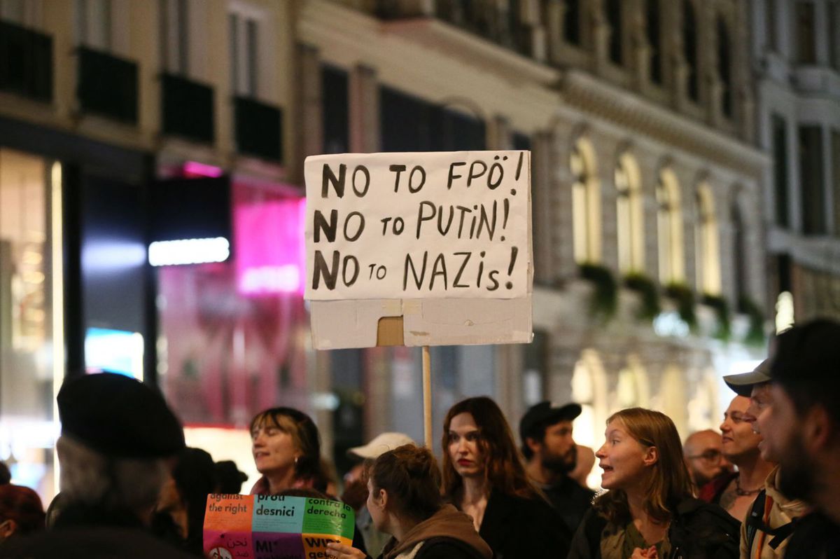 Ľudia vo Viedni sa ešte aj v piatok zišli na...