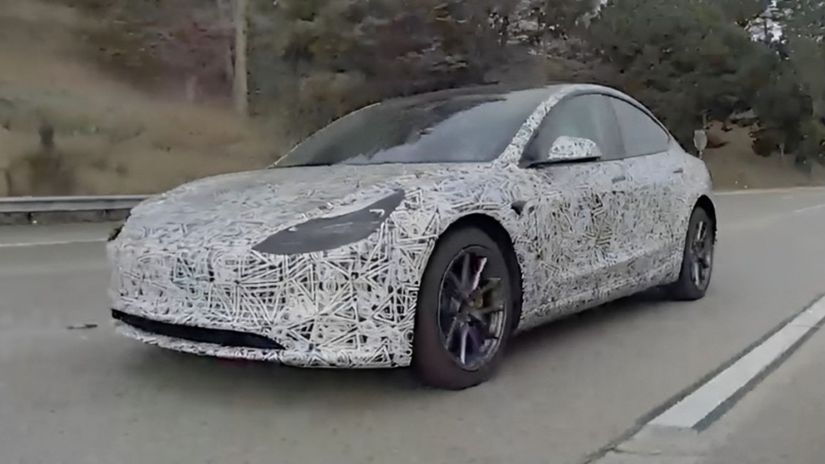 Táto Tesla pripomína Teslu 3 pred faceliftom....