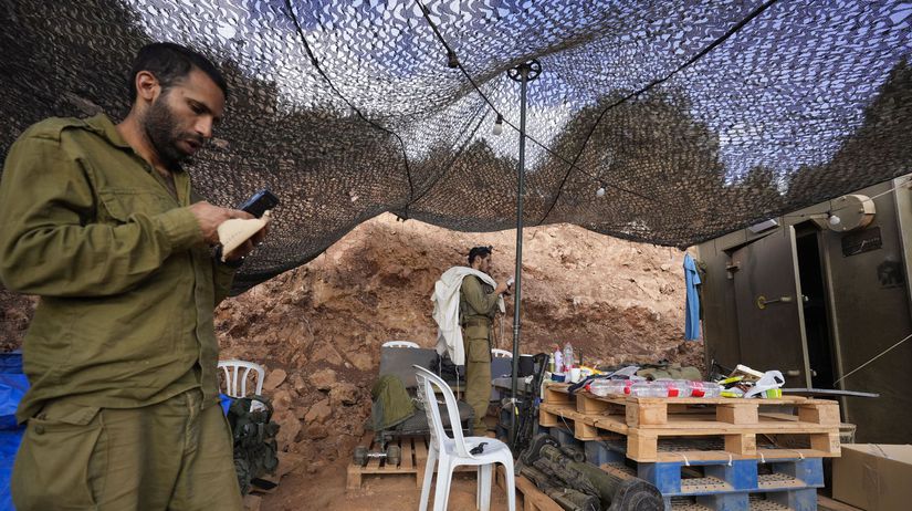 Izraelskí vojaci sa modlia vo vyčkávacom...