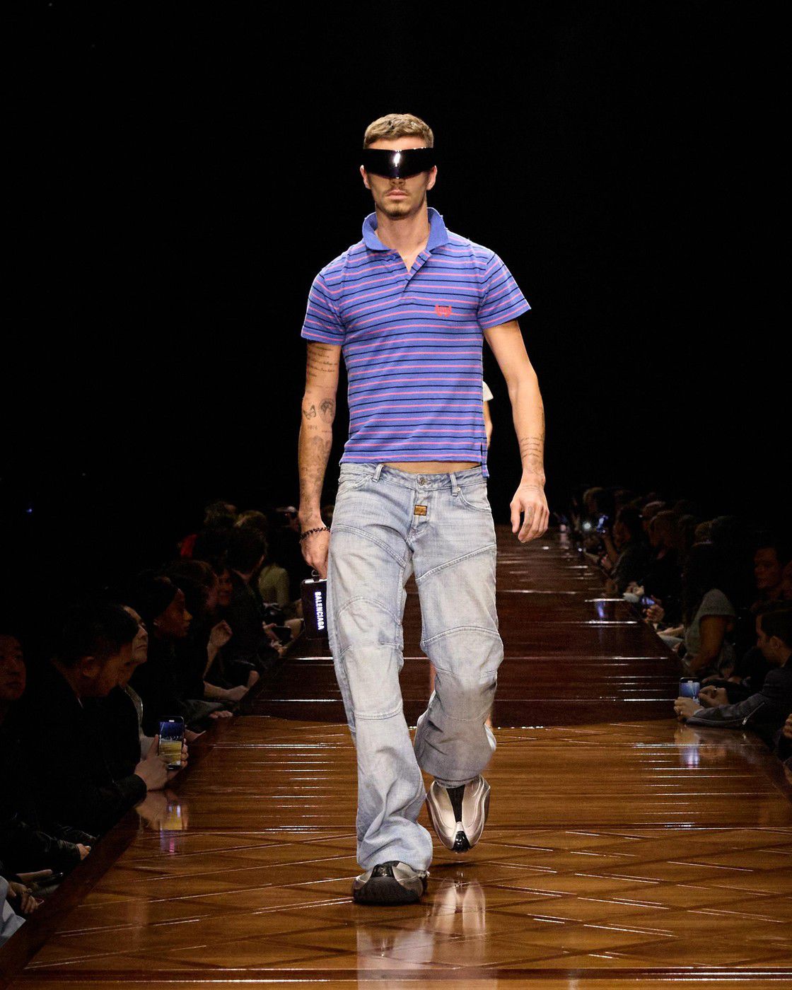 Romeo Beckham skrytý pod slnečným štítom na...