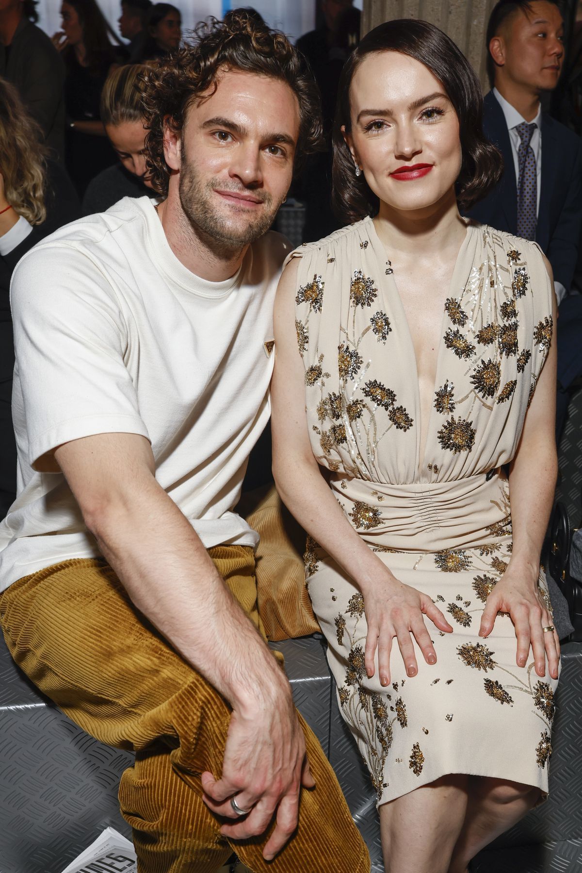 Manželia Tom Bateman a Daisy Ridley sa spoločne...