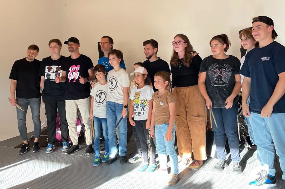 Vystupujúci bubeníci spolu so svojimi lektormi...