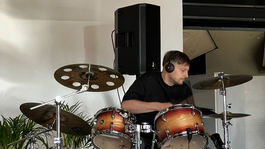 Oskar zahral skladbu Asphatt Meadows od Death...