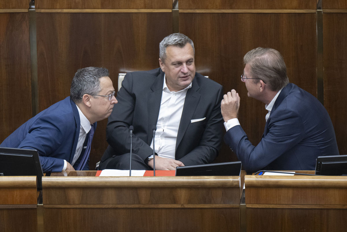 Na snímke zľava minister financií SR Ladislav...